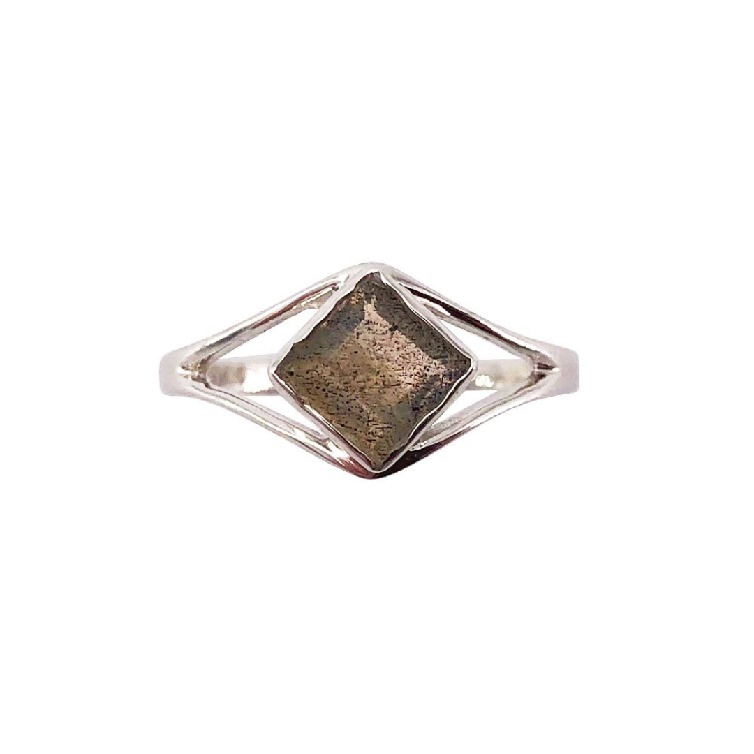 Elisabeth Labradorite Ring